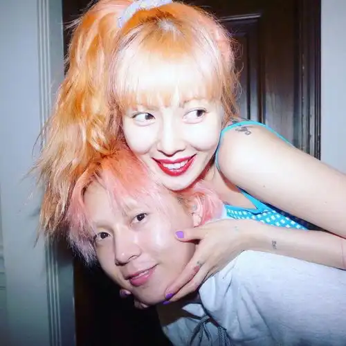 泫雅社交平台晒与男友合照,蓝色小吊带与男友互动甜蜜,这波狗粮超甜