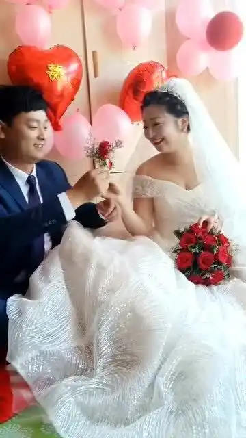 新郎新娘一起戴胸花,新郎看起来有点小紧张呀