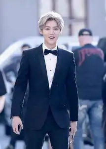 鹿晗ins晒禁欲系帅照来自白衬衫鹿的美颜暴击