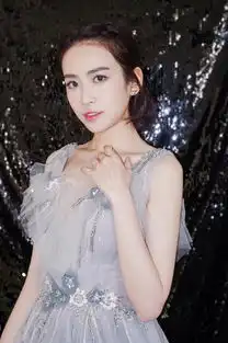 刘美彤蓝色长裙亮相气质清新少女力max