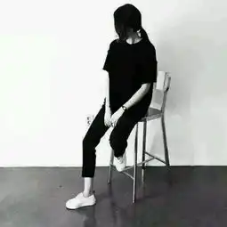 请求帮我找一张这样男的和这张合成情侣头像