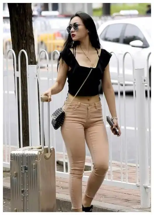 亭亭玉立的美女,一件黄色背心配漏洞牛仔裤,时尚靓丽气质