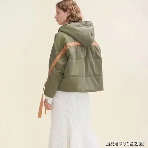 羽绒服别只穿黑色了,今年流行的是亮色系,时髦减龄不沉闷