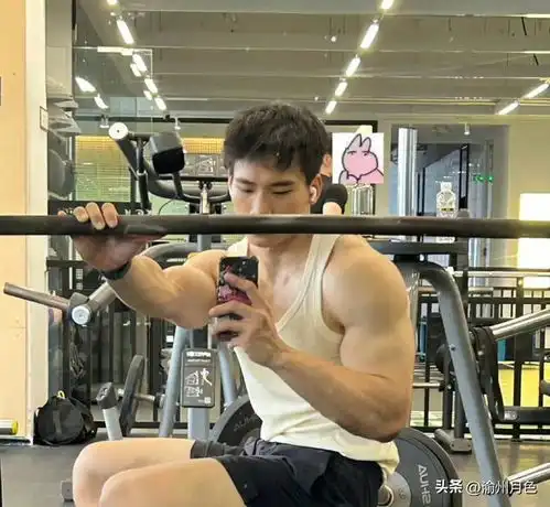 大块头脂包肌男人,让人迷恋他的腹肌