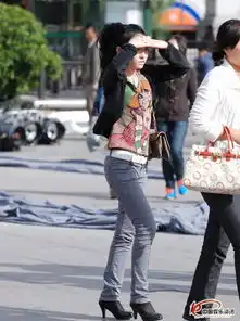 街拍卡通t恤灰色长裤美女