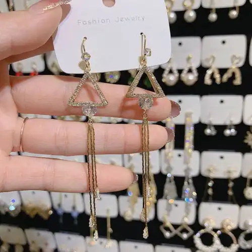 肤色黄三白,脸型偏圆且短,略微方,适合什么款式和颜色的耳环