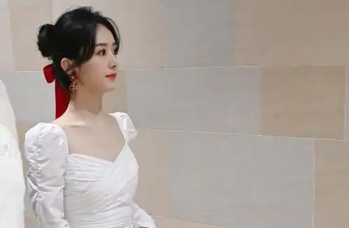 赵丽颖一看就是孩子妈,虽然穿的很幼稚,但是优雅气质藏不住