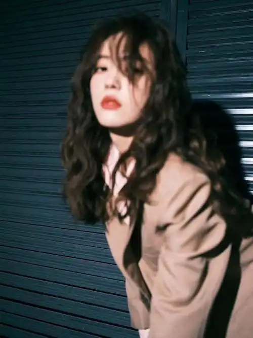 蔡文静真不怕冷,大雪地里穿西装套装凹造型,氛围感满满