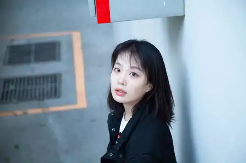 柴烨写真曝光韩系小花旦美中带飒