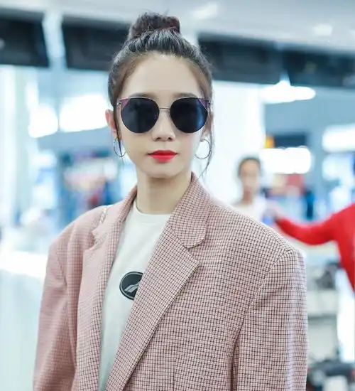 孟美岐真厉害,穿格纹西装大玩下衣失踪,却不料被鞋子抢镜