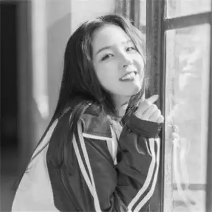 微笑的女生黑白头像图片,笑得很治愈受伤的人用的