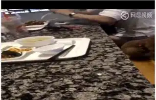 一对男女用公共餐具喂狗喝奶茶还有公德吗