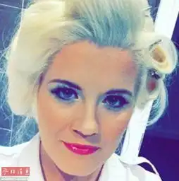 英国女子花10万过新年雇司机送宠物同游大千世界