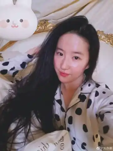 白鹿睡衣素颜自拍网曝白鹿奔跑吧素颜照,穿粉白色冰丝碎花睡衣,邻家少女清纯可人