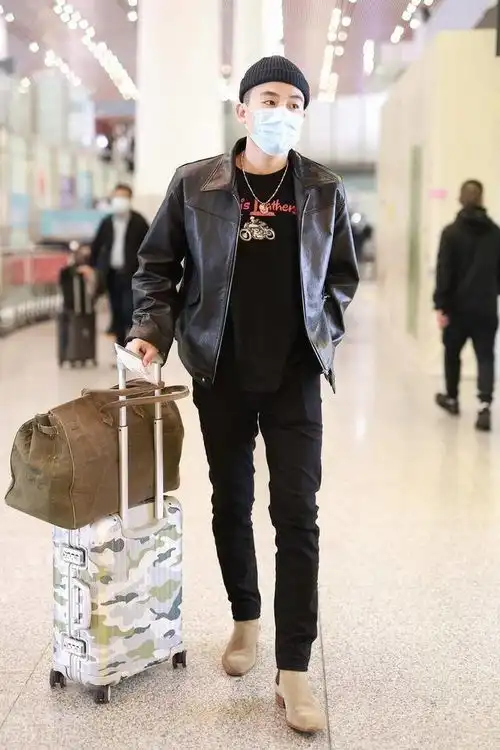 欧豪一袭黑色穿搭现身,高冷范男神略带一些可爱