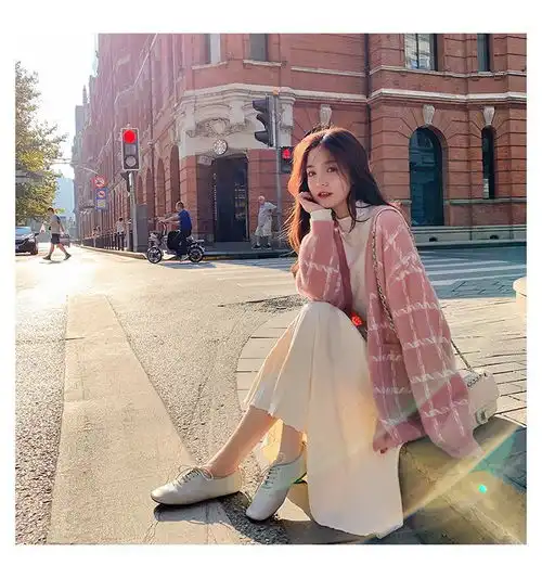 针织开衫的魅力所在,打造秋季氛围感穿搭,展现温柔可爱风