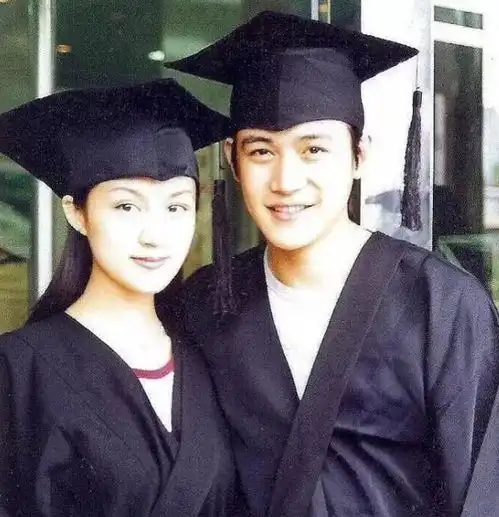 从校服到婚纱,他们的爱情比偶像剧还浪漫