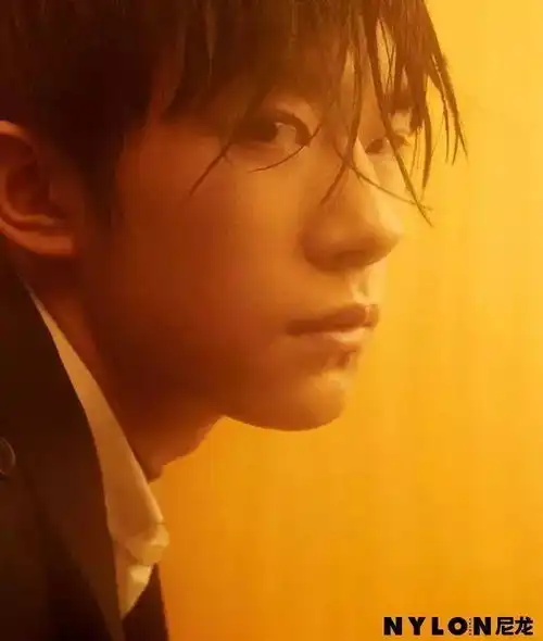 易烊千玺和欧阳娜娜竟然有款情侣表