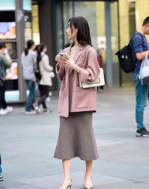 成都女生也太时髦了,流行色刚出,就上演街拍大秀,高级显白