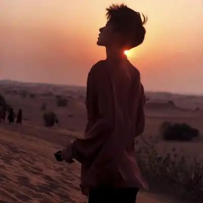 2019男生微信头像伤感忧郁的心里有故事的男人