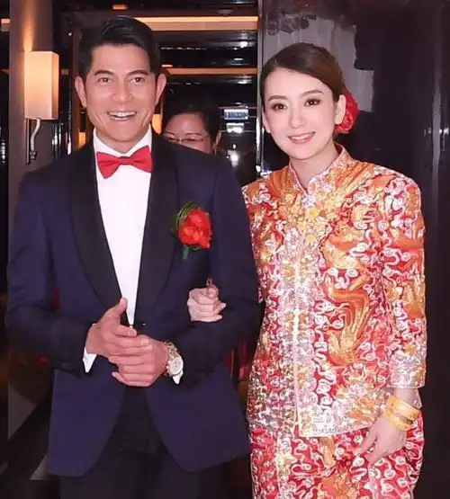 郭富城罕晒全家福,一家四口中秋出游,曾为妻子怀孕豪掷千万买房