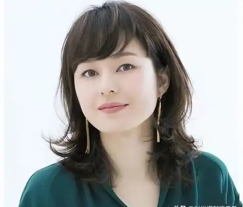 女人过了50岁就别留长发烫小卷了试试这3种发型,更洋气减龄