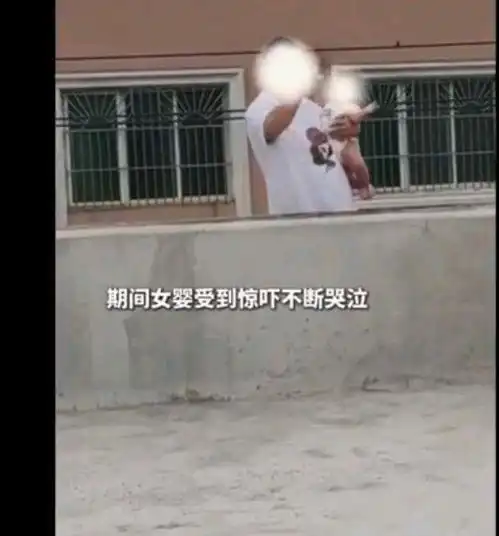 成都男子抱5个月女儿欲跳楼被救后痛哭,大喊压力大谁帮他还