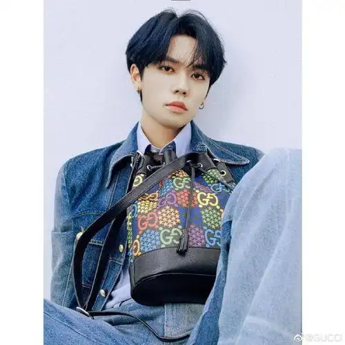 200401蓝发少年林彦俊最新写真曝光完全是漫撕男的颜值