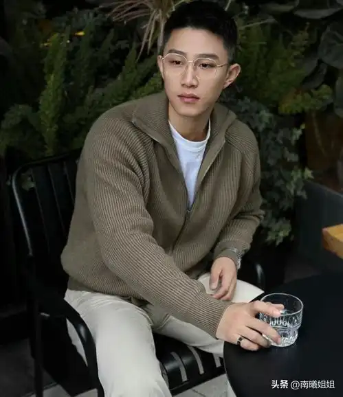 建议中年男人不管胖瘦都别衬衫塞裤腰看着油腻还没品味