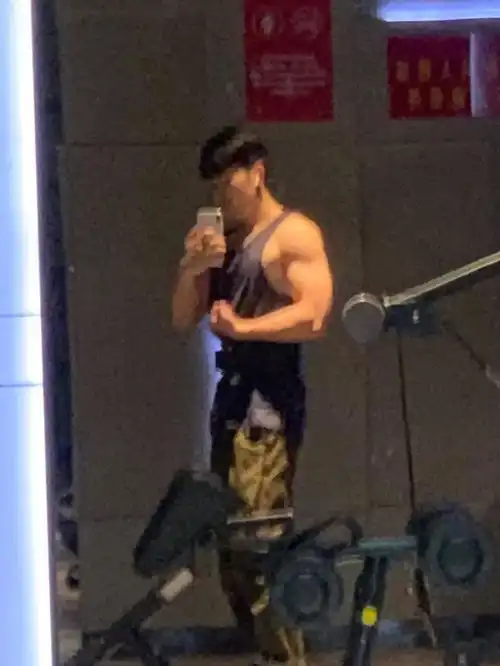 188cm禁欲系老师爆火,撞脸丁真杨洋却被怒骂这么帅,孩子怎么学习