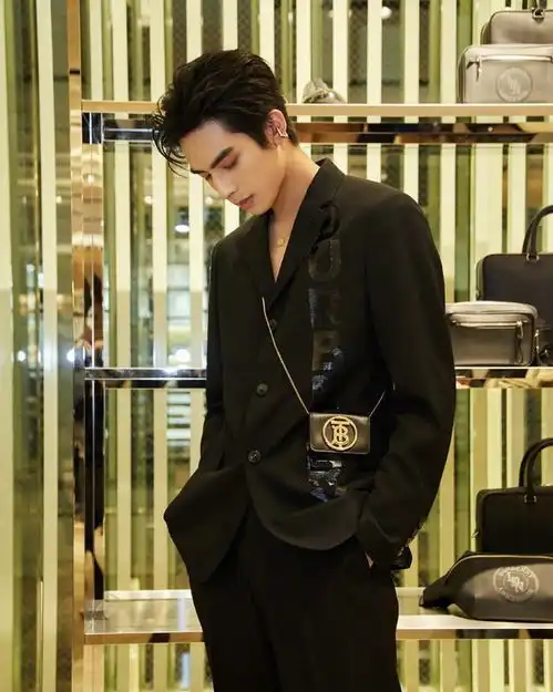 高冷西装女生霸气头像