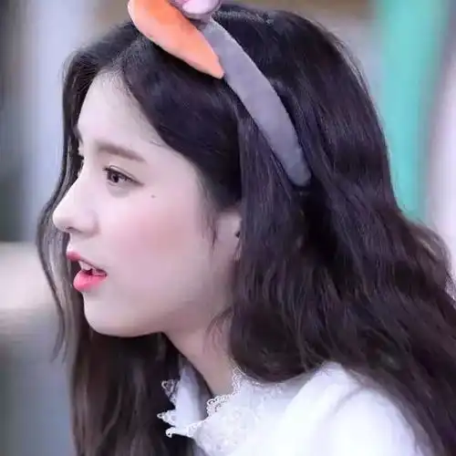 头像喜欢一个人,就是连打了个喷嚏都想报告一下