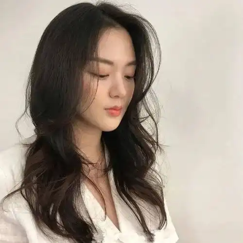 想拥有女神级偏分发型,不要忘记做这两件事,修饰脸型更有高级感