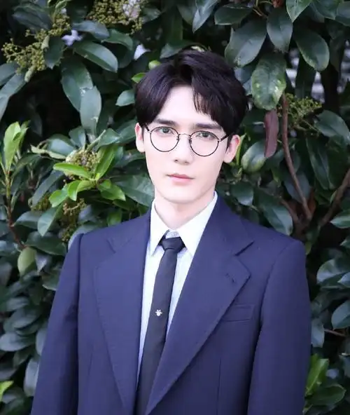 姐夫曹煜辰现身漫展,西装搭配黑框眼镜,化身禁欲系老师