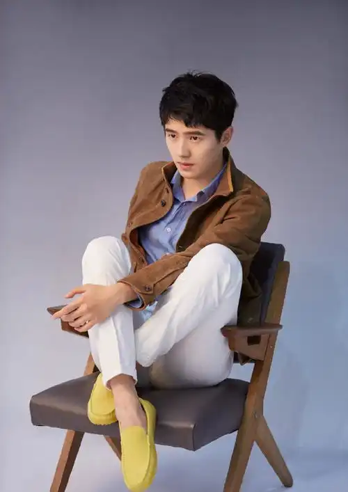刘昊然五官深邃,夹克配休闲裤拍大片,气质介乎少年和男人之间