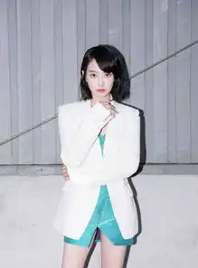 宋茜穿孔雀蓝连衣裙配白色西装,秀修长美腿帅气十足