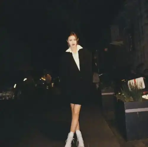 汪峰17岁女儿美得认不出穿露脐装热舞显成熟,高176有颜又有才