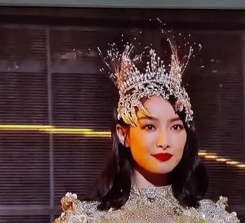 宋茜成最壮金鹰女神穿金色战袍戴王冠从天而降超惊艳,就是腰粗