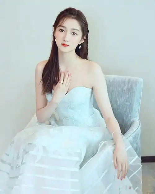 关晓彤这个灵动少女太厉害天蓝色吊带露背裙很有仙气,越看越美