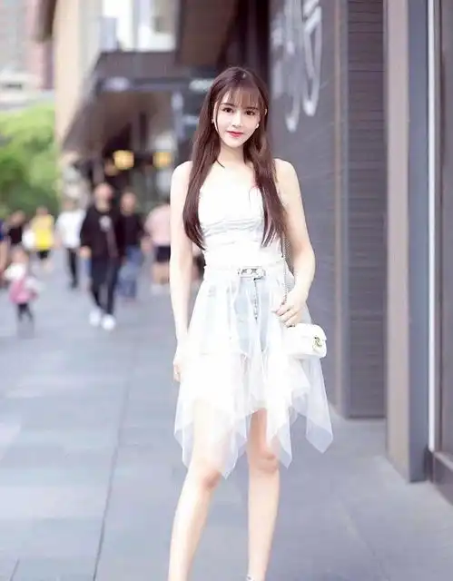美女的服饰搭配采用了白色系,获得了非常好的清新唯美效果