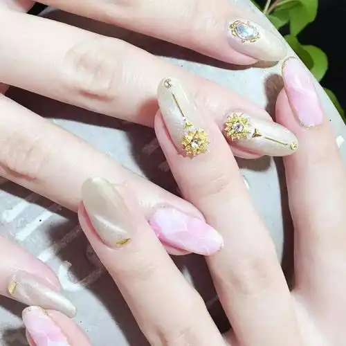 美娜美甲加一步,让纯色美甲更时尚