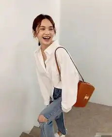 35岁杨丞琳真会穿,白衬衫只扣3个扣,效果却太让人意外了