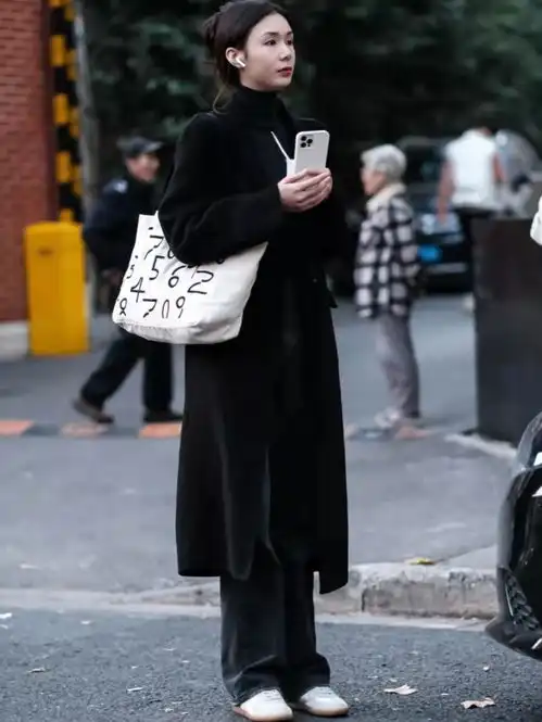 看上海街拍学黑色系穿搭,时尚高级又显气质,值得普通人借鉴