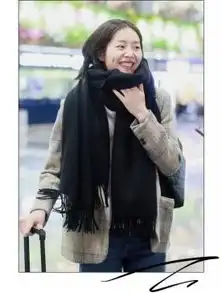 肖战妥妥的美男子一名,灰色流苏围巾橙色大衣气质脱俗,帅翻了