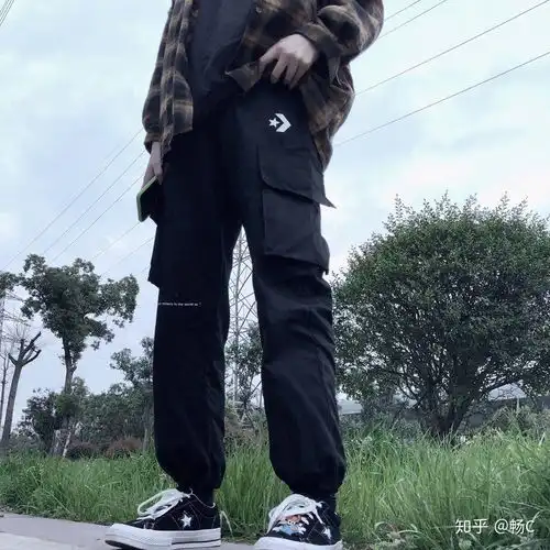 男生绿色的t恤搭配什么颜色的裤子好看呢有推荐吗