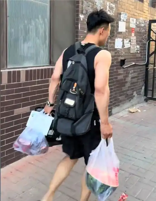 35岁女子带19岁男友回家,被亲戚围观称各取所需,喜欢爹系男友