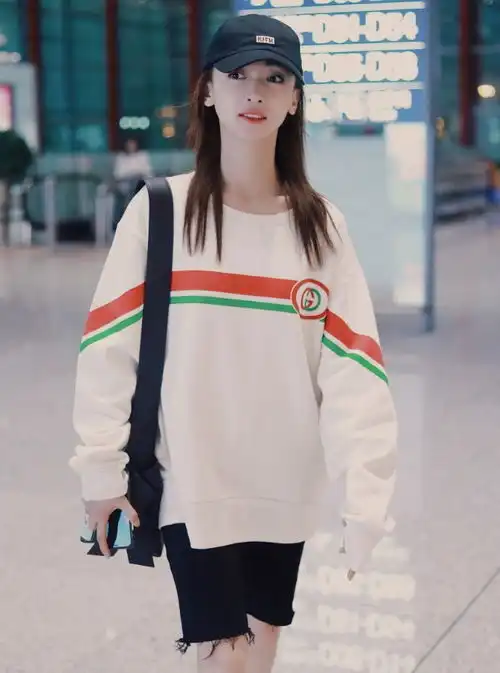 吴谨言的时尚穿搭,粉色卫衣搭黑色裤子很潮,只是腿怎么变短了