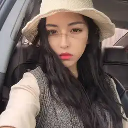 你要跟猫学一下,保持冷漠,适度撒娇,几乎不动心