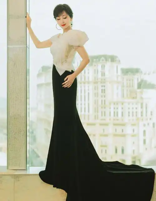 赵雅芝终于认老,65岁不扮嫩,穿中老年大妈装,效果出奇的好