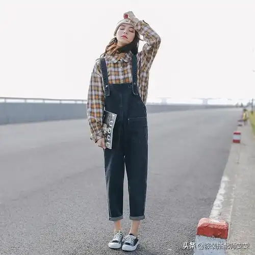 背带裤显年轻少女感的时尚甜美穿搭